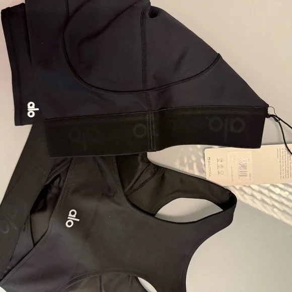 ALO Yoga Jet Black Activewear Set - Picture 8 of 8